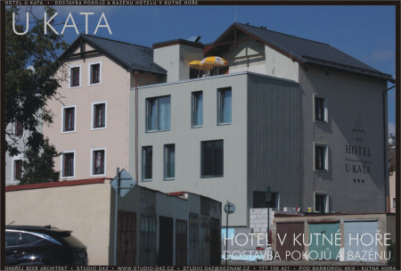 HOTEL U KATA - Kutná Hora | Vytváření městotvorného prvku. Fasáda nárožní hmoty je těsně před dokončením.